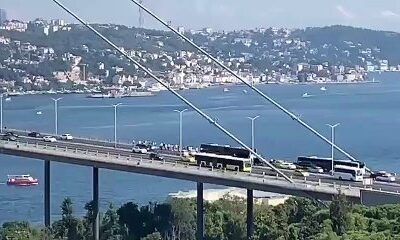 İstanbullular bozulan metrobüsleri itmekten yorulunca, köprüyü yürüyerek geçtiler!. (video haber)