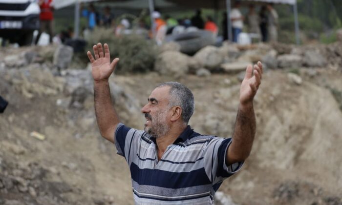 Kurban olduğum Allah böyle rezil rüsva eder işte!. Dalga geçmek için attığı tweeti eşek gibi silmek zorunda kaldı!.