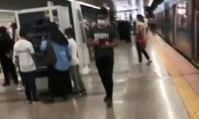 İstanbul’da sıradan bir gün.. Tramvay arızalandı vatandaşlar raylarda yürüdü!. (video haber)