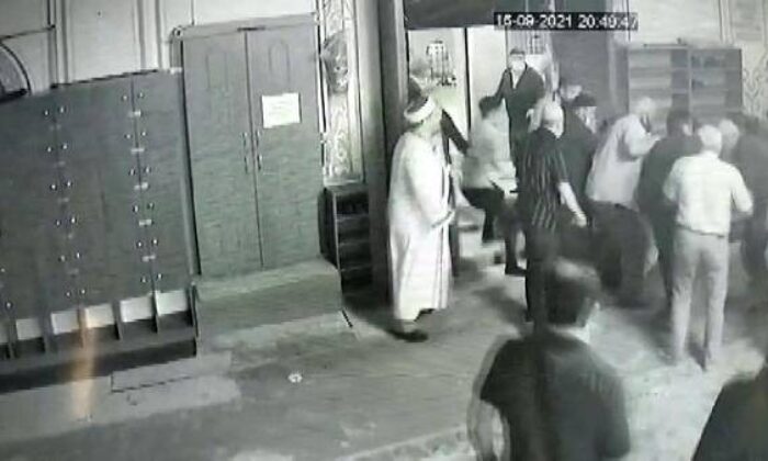 İstanbul Sultangazi’de imam ve cemaate sopalı saldırı kamerada.. (video haber)
