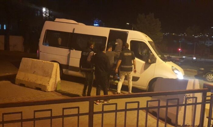 Ayvalık’ta FETÖ’cü 3 teğmen denizde yakalandı!.