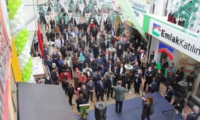 Katılım artsın diye yemek dağıttı, yine olmadı!. Davutoğlu, Sivas’ta boş meydana konuştu!.