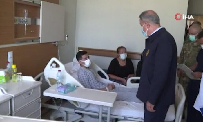 Hulusi Akar’dan yaralı askerlere ziyaret..