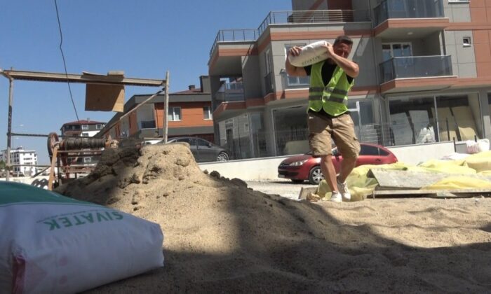 Okul müdürü yoksul öğrencilere ayakkabı almak için inşaatta amelelik yapıyor!.