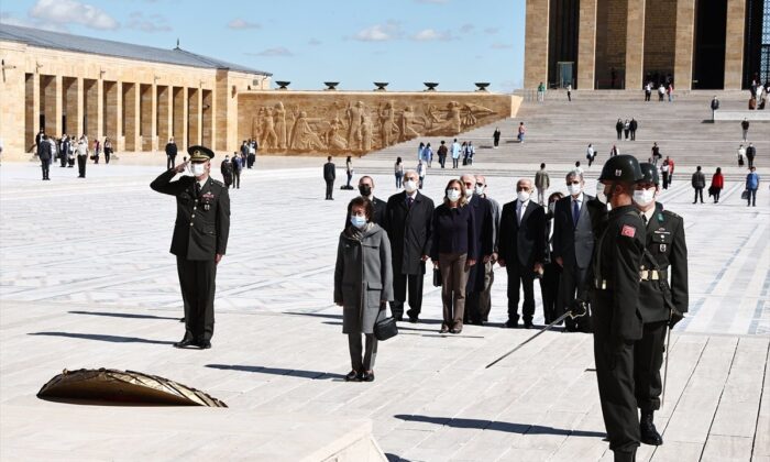 CHP vefasız çıktı! İsmet İnönü için Anıtkabir’de sönük tören..