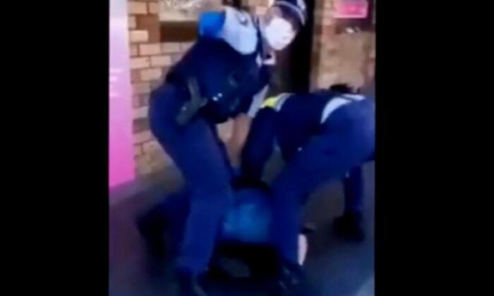 Avustralya’da aşı karşıtı protesto yapan engelli kadına polis müdahalesi..