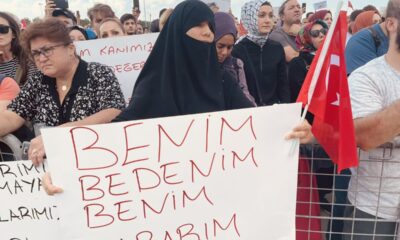 Aşı karşıtlarının mitinginde dikkat çekici pankartlar..