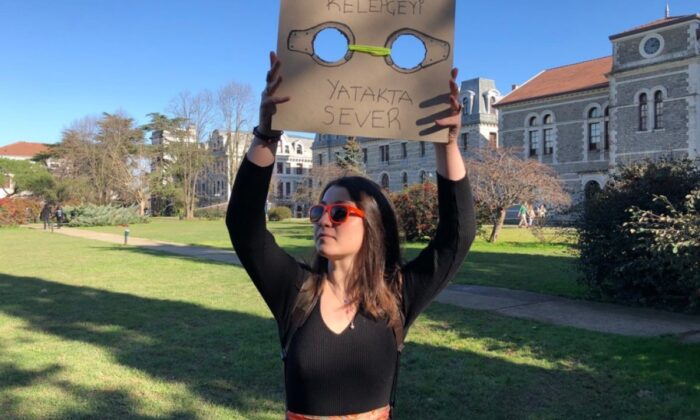 Ahlaksızlıkta sınır tanımıyorlar! Boğaziçi Üniversitesi’nde kelepçe mesajlı protesto..