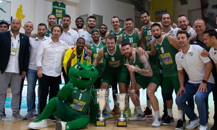 Bursaspor, Frutti Extra Cup’ta kupayı aldı!.