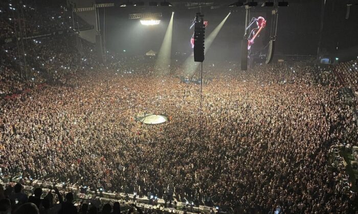 Covid tedbirlerini tamamen kaldıran Danimarka’daki stadyumda 50 bin kişilik konser..