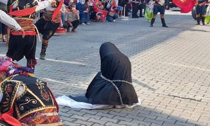 ÇYDD’den zincirli kadın gösterisine ilişkin açıklama! Kara çarşaf kara günleri simgeliyormuş!.