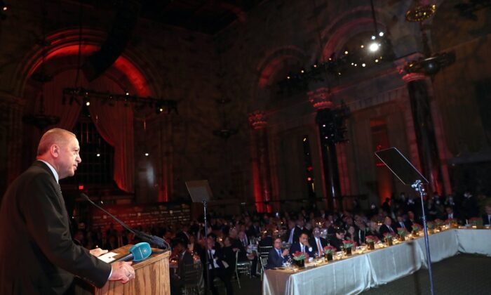 Cumhurbaşkanı Erdoğan: “Biden, terör örgütlerine araç gereç taşımaya başladı!.”