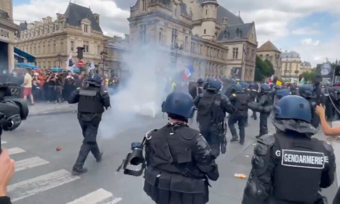 Fransa yine karıştı! Coronavirüs protestosunda göstericiler polisle çatıştı!.