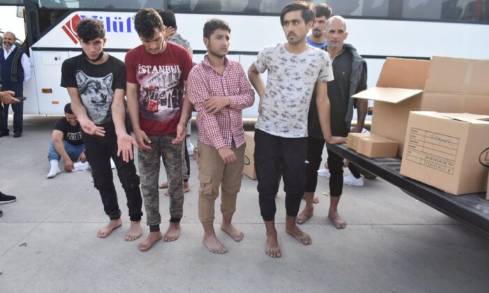 Yunanistan, para ve kıyafetlerini aldığı göçmenleri borularla dövüp, Türkiye’ye itti!.