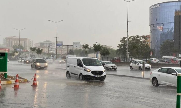 İstanbul’da sabah saatlerinde başlayan sağanak yağış, hayatı olumsuz etkiledi!.