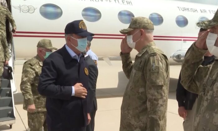 Hulusi Akar ve komutanlar Suriye sınırında..