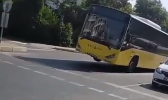 İstanbul’un Çakma Fatih’i Ekrem yine manşetlerde!. Lastiği patlayan İETT yoluna 3 teker üzerinde devam etti!.