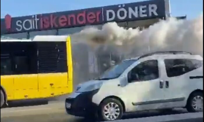 İstanbul’da arızalanan İETT, dumanlar çıkararak yoluna devam etti!.