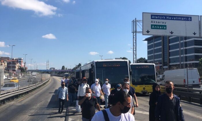 İstanbul’un ulaşım çilesi bitmiyor! Küçükçekmece’de metrobüs arızası..