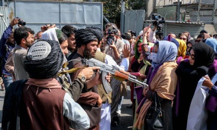 Afganistan’da kadınların protestosuna Taliban’dan müdahale..
