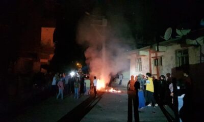 Diyarbakır’da kaçak elektrik kullanan şerefsizler takılan sayaçları lastik yakarak protesto etti!.