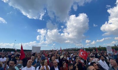 Aşı karşıtlarının mitingine yoğun katılım..