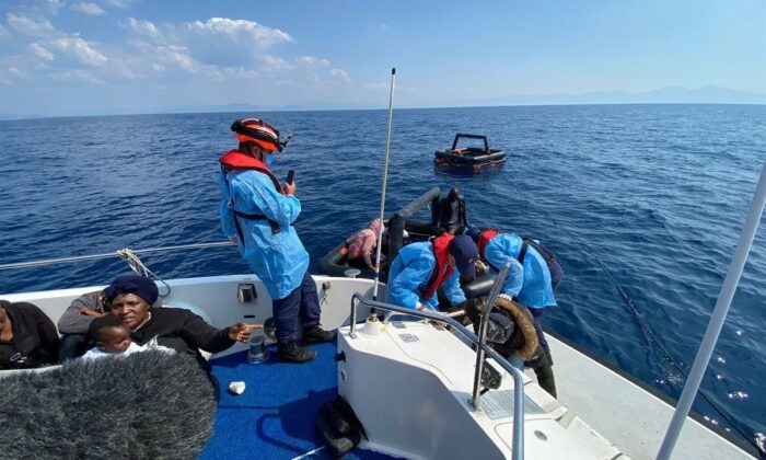 İzmir açıklarında, Yunanistan unsurlarınca Türk Kara Sularına itilen 28 kaçak göçmen kurtarıldı!.