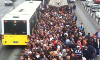 Yine CHP, yine rezalet!. Okulların ilk gününde metrobüs durakları kilitlendi!.