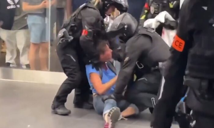 Fransa’da aşısız AVM’ye giren kişiye onlarca polis müdahale etti!.