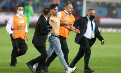 Trabzonspor-Galatasaray maçında taraftar sahaya girdi!.