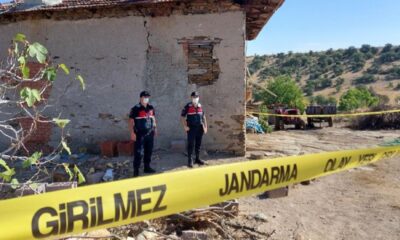 Yanında kaldığı babasını öldürdü!.