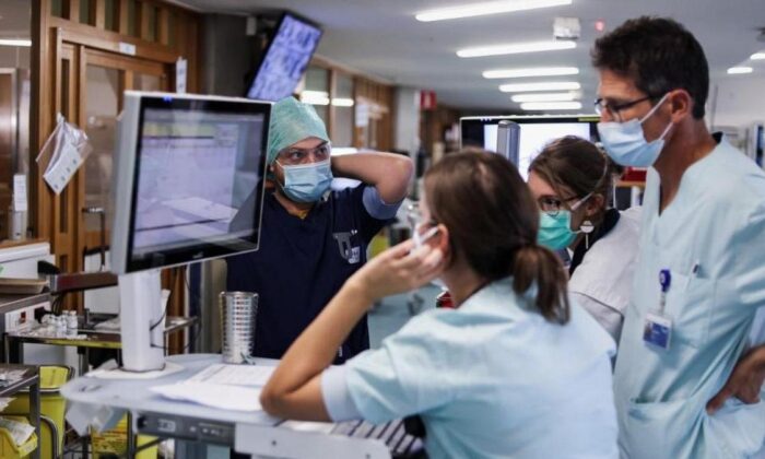 Yunanistan’da aşı olmayan 7 bin sağlık çalışanı görevden uzaklaştırıldı!.