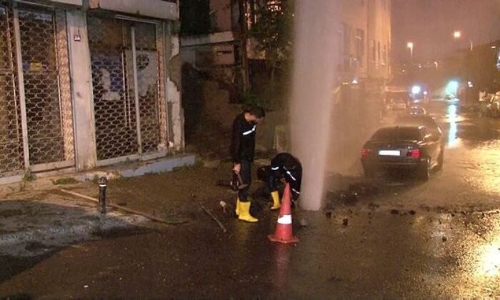 İSKİ borusu bu kez de Kadıköy’de patladı! Caddeyi su bastı, trafik felç oldu!.