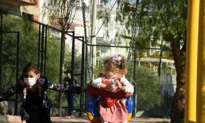 İzmir depreminin simgesi Ayda, annesinin adı verilen parkta oynadı!. Babasından yürek sızlatan sözler..