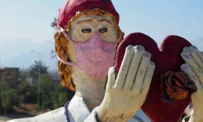 AK Parti’li Özkan’dan ucubeye benzetilen heykeller hakkında açıklama..