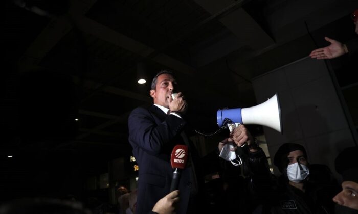 Alanyaspor mağlubiyetinden sonra Fenerbahçe taraftarından “yönetim istifa” sesleri..