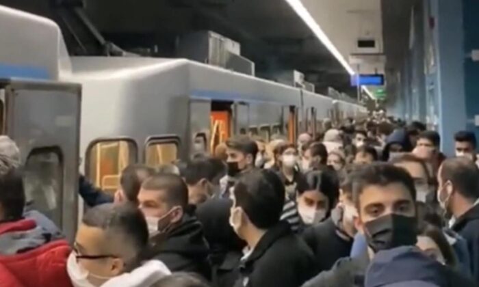 İstanbullunun CHP’yle imtihanı! Bağcılar’da metro bozuldu yolcular tünelde yürüdü!.