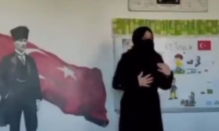 Bıkmadılar aynı hikayeden! Cumhuriyet gelince çarşaftan kurtulduğunu anlatmaya çalışan öğretmen..