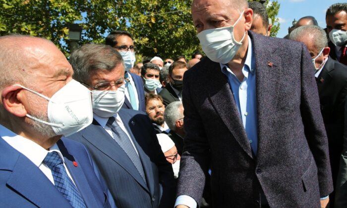 Cumhurbaşkanı Erdoğan, Asiltürk’ün cenazesinde Davutoğlu’nun yüzüne bakmadı!.