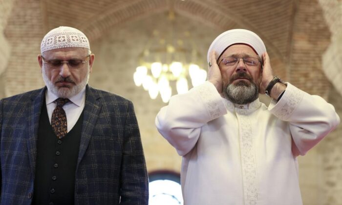 Diyanet İşleri Başkanı Erbaş, Şuşa’da ezan okudu!.