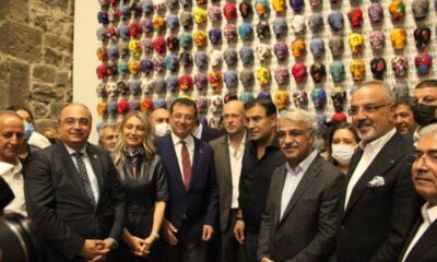 İstanbullu metrobüs kuyruklarında perişan olmuş, Ekrem ise Kandil’de geberen PKK’lıların anıtı önünde HDP’lilere şirinlik yapıyor!.