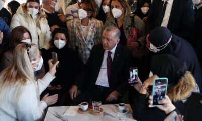 Cumhurbaşkanı Erdoğan kafede vatandaşlarla sohbet etti!.