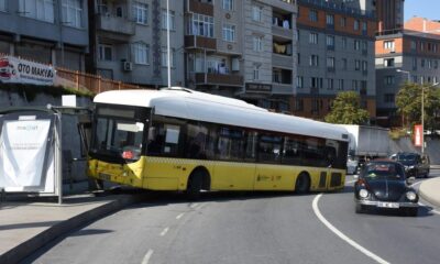 İETT otobüsü durağa çarptı!.