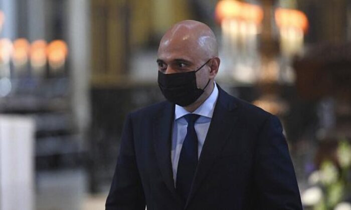 İngiltere Sağlık Bakanı aşı olmayan bakımevi çalışanlarına, başka iş bakmalarını söyledi!.