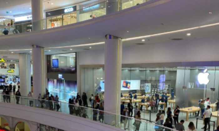 Bunlar “millet aç aç” diyenler değil mi?. İstanbul’da Apple mağazasında iPhone kuyruğu..