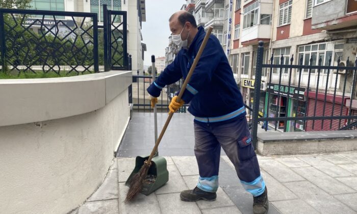Temizlik işçisi, para dolu cüzdanı sahibine teslim etti!.