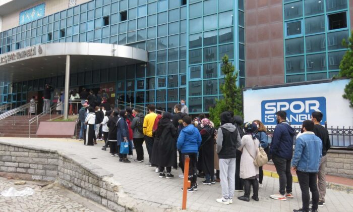 Yağmur altında İstanbulkart çilesi! Saatlerce sıra beklediler!.