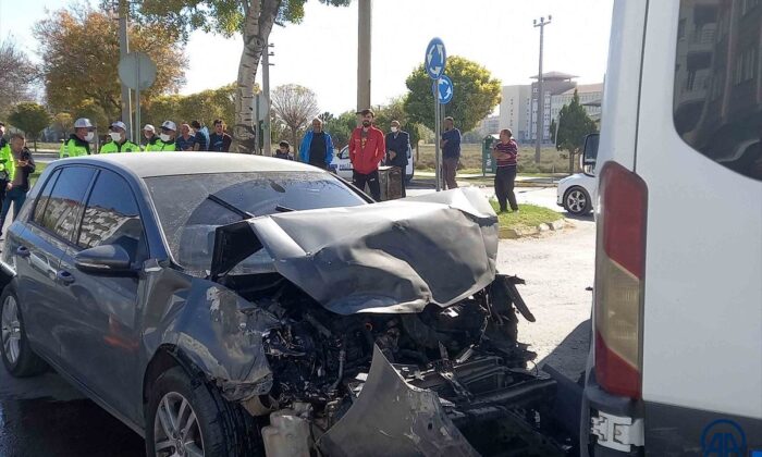 Aksaray’da öğrenci servisi ile otomobil çarpıştı! 10 yaralı..