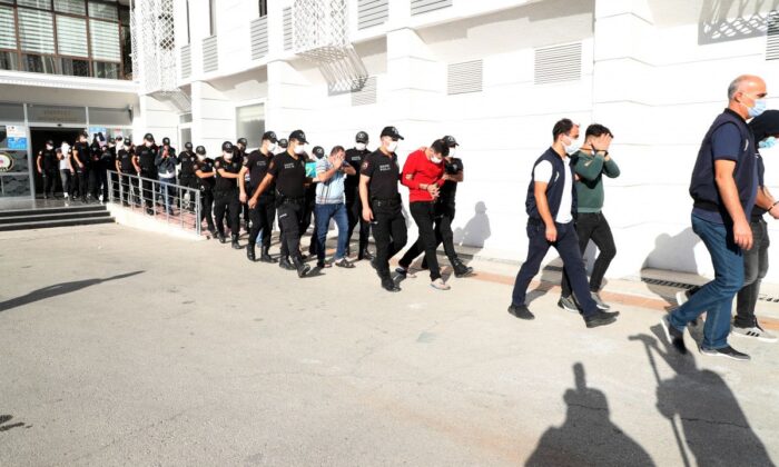 Mersin’de fuhuş operasyonu! 14 gözaltı..