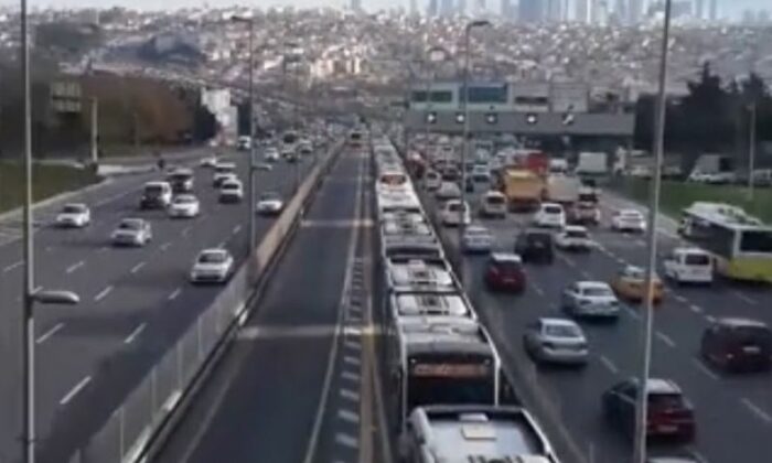 Yine İstanbul yine ulaşım çilesi! Edirnekapı’da arızalanan metrobüs, araç kuyruğu oluşturdu!.